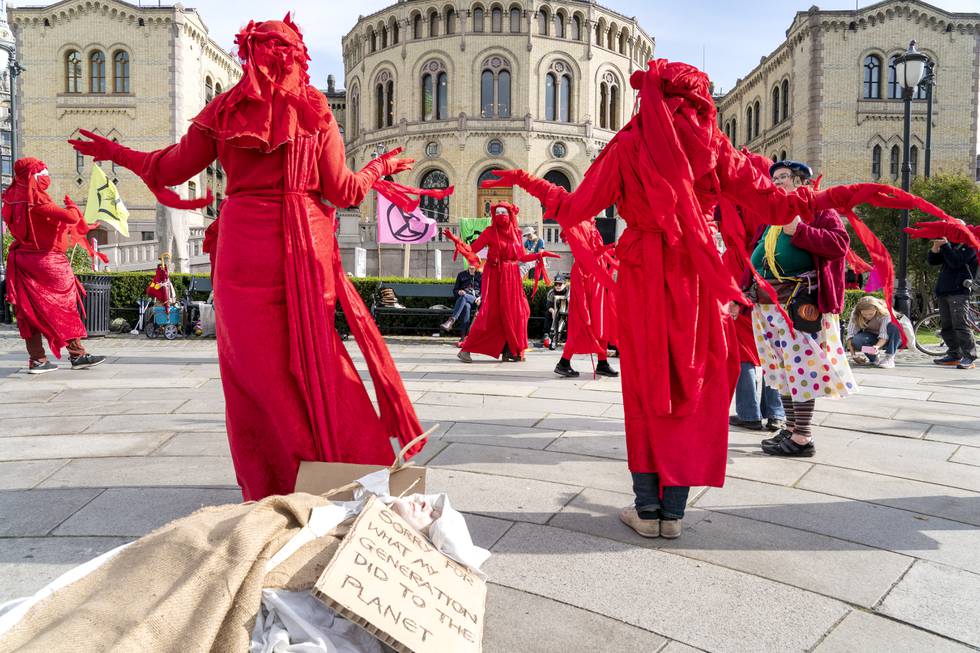 Aktivistgruppen Extinction Rebellion planlegger en stor kampanje i Oslo fra 23. til 29. august. Dette bildet er fra en demonstrasjon utenfor Stortinget i 2020 i protest mot regjeringens oljepolitikk. Foto: Gorm Kallestad / NTB