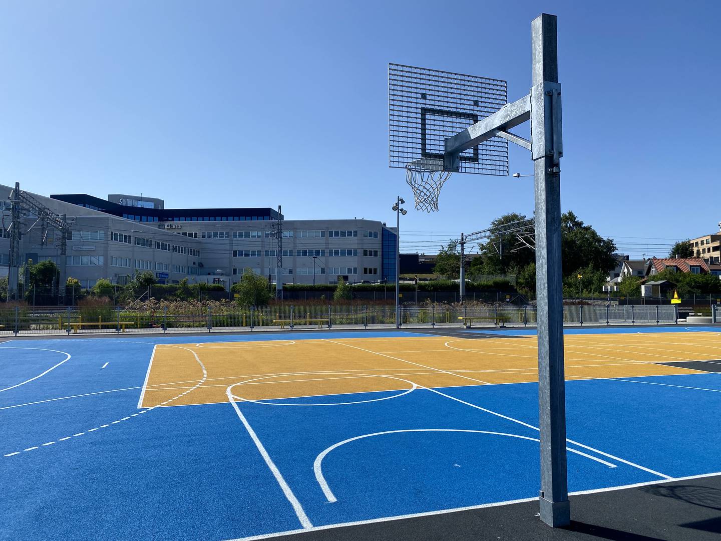 I dag ligger det en basketballbane, lekeplass og treningsstativer på tomten.