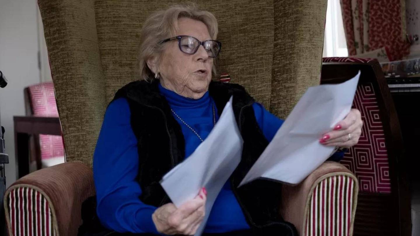BRUKER SINE EGNE PENGER: Kona, June Anderson, bruker egne midler hun har spart til sine eldre dager på å betale Oscars regninger. - Jeg har solgt smykker, men nå trenger vi hjelp, sier hun.