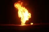Flammene skyter i været etter eksplosjonen i en gassledning utenfor den iranske byen Boroujen, 14. februar.