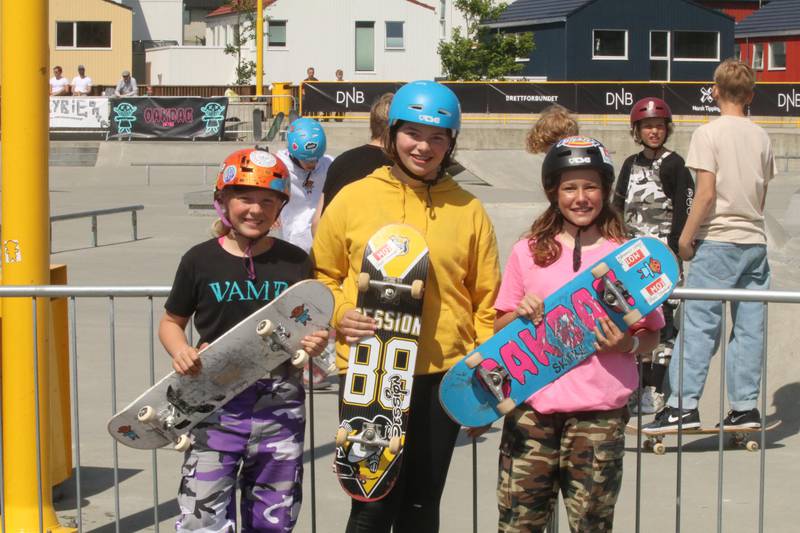 Elise Kallestad Østensen (12), Emma Sofie Drechsler Torkelsen (13) og Maria Karin Klemetsen (13) var blant de få jentene som var å skatet under NM i skateboard.