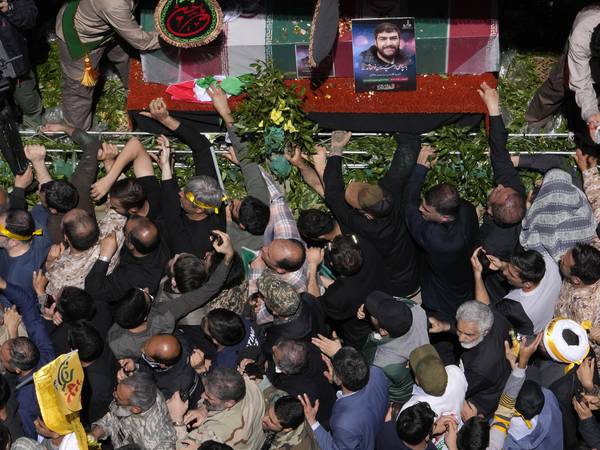 Slagord mot Israel i begravelsen til drepte generaler i Iran