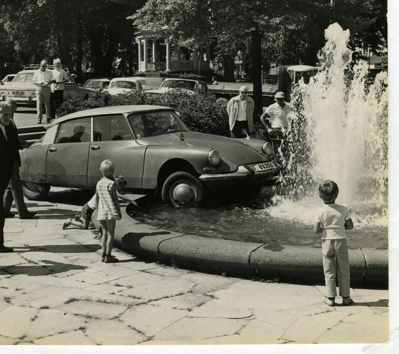 BILKJØRING I 1970: Det var en gåte hvordan denne Citroën-en havnet i fontenen ved Moss kirke.