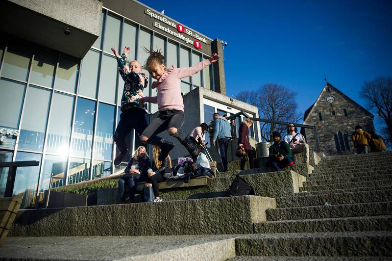 Tirsdag ble det slått ny varmerekord i februar for Stavanger. På bildet er Sophia Tjelta (rosa genser) - 10 år. Anna  Berthine Hauge (9).