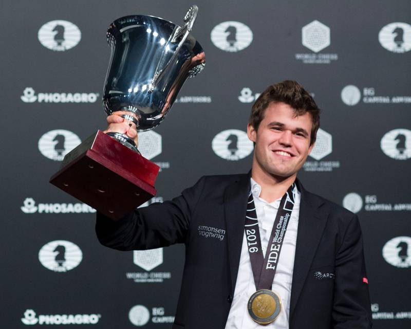 Magnus Carlsen med VM-trofeet fra New York. Skal det neste deles ut i Oslo?