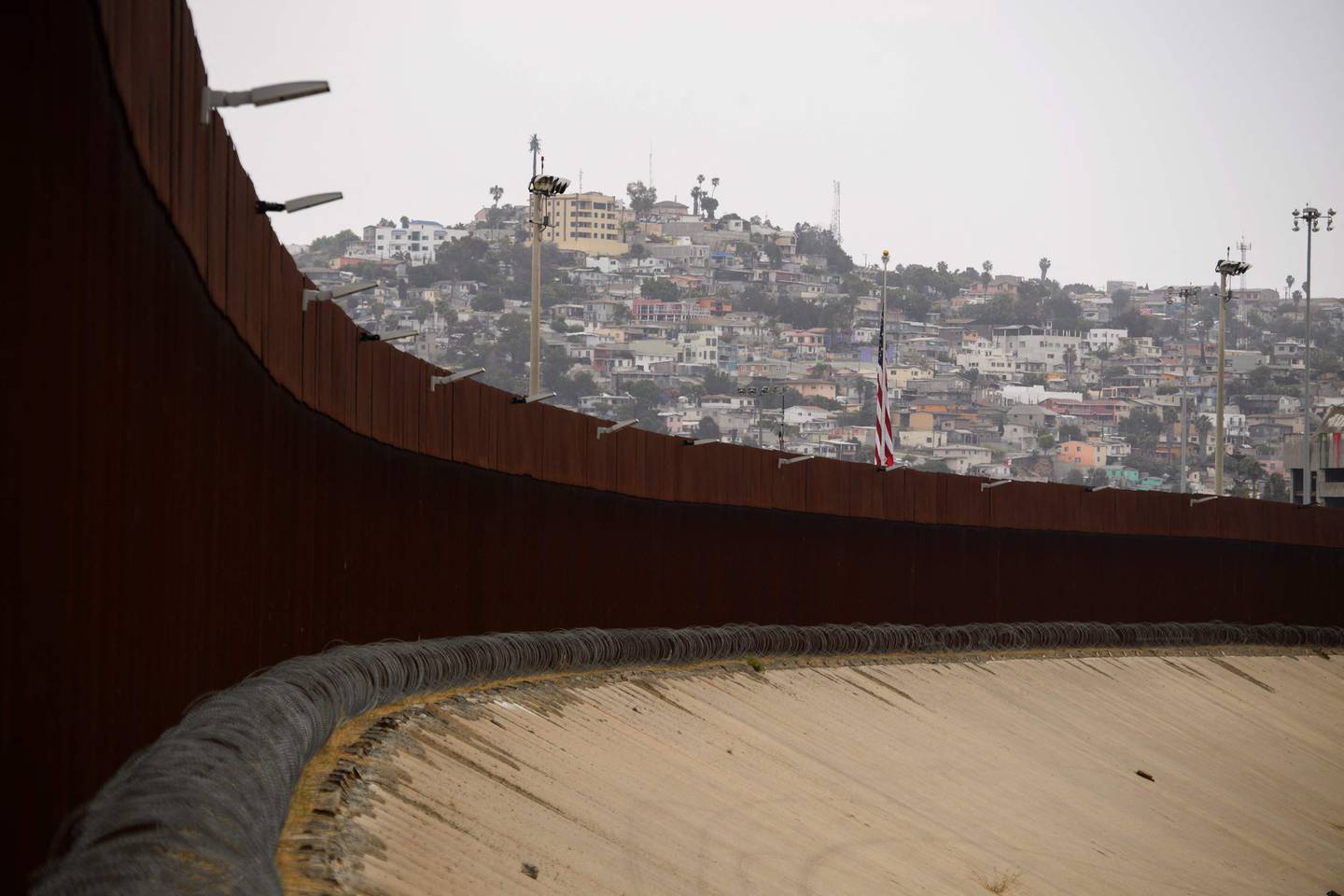 Høye grensegjerder er satt opp langs grensa mellom USA og Mexico.