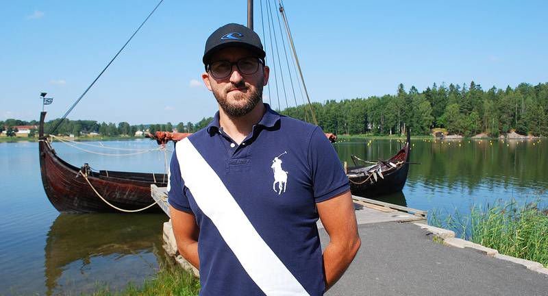 FESTIVALSJEFEN: Lars Erik Antonsen foran vikingskipet Visund, som tar publikum med ut på Tunevannet.