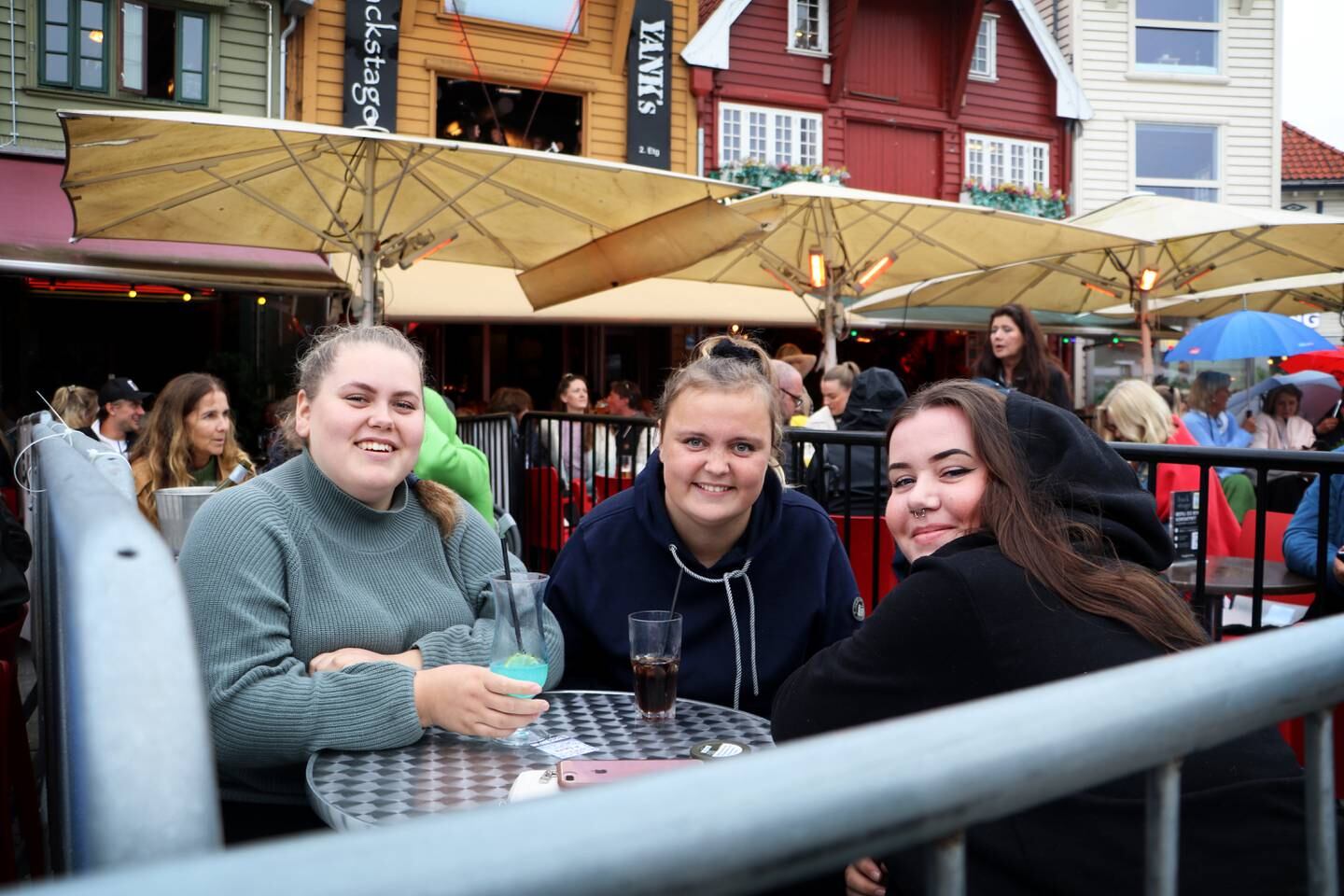 Kamilla Gilje Pedersen (t.v.), Kaja Otterøen og May Britt Mathisen gledet seg til Froddien skulle entre scenen.
