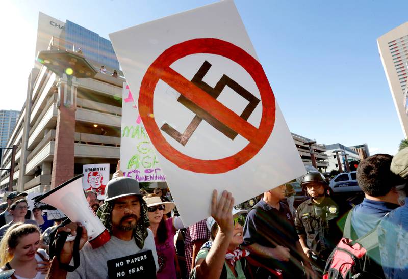 Demonstranter samlet seg utenfor Phoenix Convention Center der Trump arrangerte et folkemøte tirsdag. 