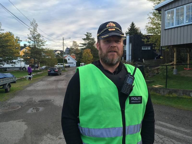 KNIVSTIKKING: Flere politpatruljer rykket til Krapfoss fredag morgen, hvor en kvinne er blitt knivstukket. Stig Øvergård er politiets innsatsleder på stedet.