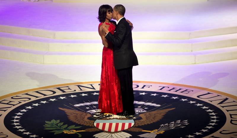 President Barack Obama og førstedame Michelle Obama kysser på ballet som markerer starten på Obamas andre presidentperiode 21. januar 2013.