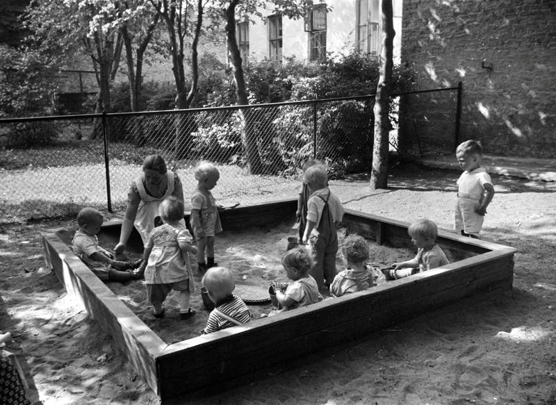 Barn leker i sandkassa ved Tøyenkirkens barnekrybbe i 1941.