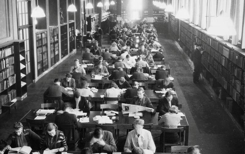 Lesesalen ved Deichmanske hovedbibliotek, cirka 1945–1950. «De fleste sitteplasser er ellers anbragt ved dobbeltsidige bord, som er 1 meter brede og 4 meter lange.»