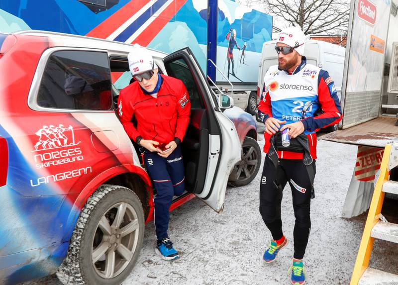 rollebytte: Johannes Høsflot Klæbo og Petter Northug t.h. ankommer         trening på skistadion i Lahti. FOTO: TERJE PEDERSEN/NTB SCANPIX