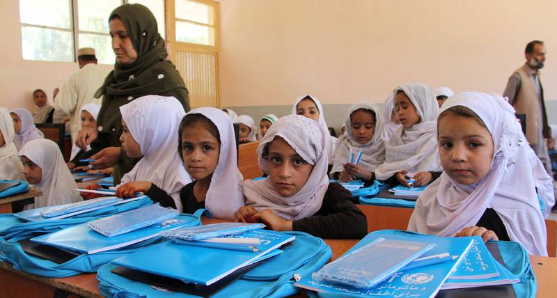 Jenter og kvinners frigjøring var viktige argumenter under intervensjonen i Afghanistan i 2001. I årene som har fulgt har mange flere jenter fått skolegang. Men nå viser tallene at pilene snur, påpeker Human Rights Watch. Her fra en skole i Helmand-provinsen i oktober.