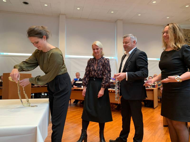 Ordførerkjedene fra de respektive kommunene ble overrekket Kari Nessa Nordtun. Foto: Tore Bruland