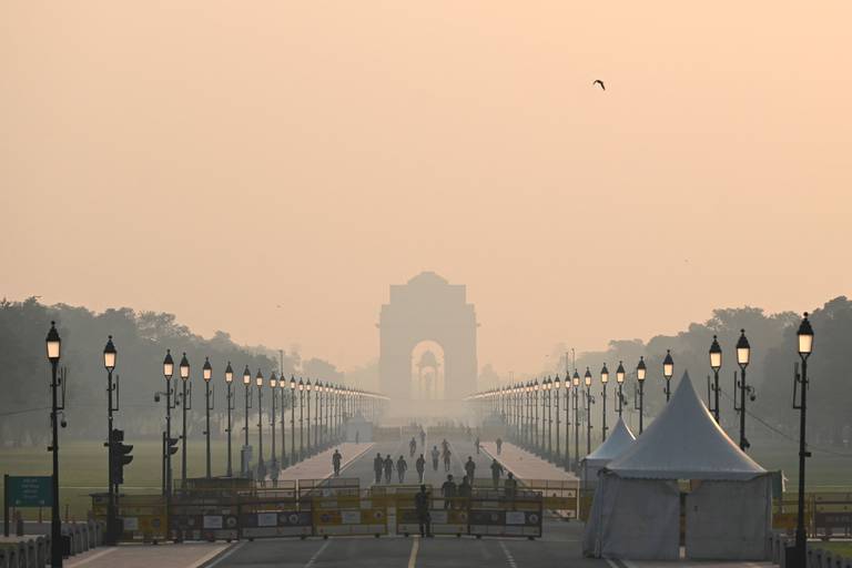 Dette er hverdagen i den indiske hovedstaden New Dehli: Tåkelignende luft, full av røykpartikler og forurensing. Bildet er tatt ved landemerket India Gate i oktober i fjor.