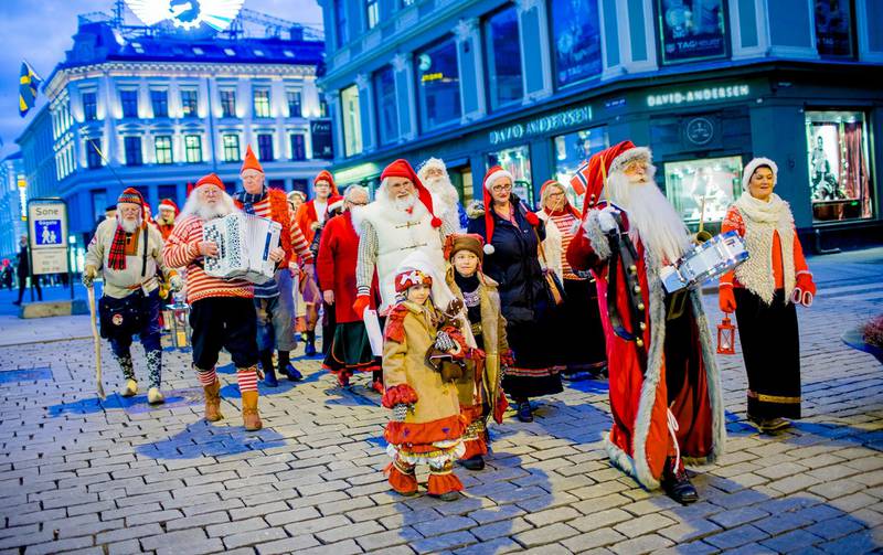 OPPTOG: Julenisselauget samlet til opptog på Karl Johans gate en tidlig januarmorgen i forbindelse med Santa Claus Winter Games for noen år siden.
Foto: Stian Lysberg Solum / NTB
