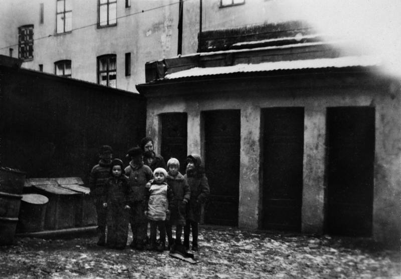 LEKESTUE: Barn og utedasser i bakgården, ca. 1930. FOTO: NANNA BROCH/OSLO MUSEUM