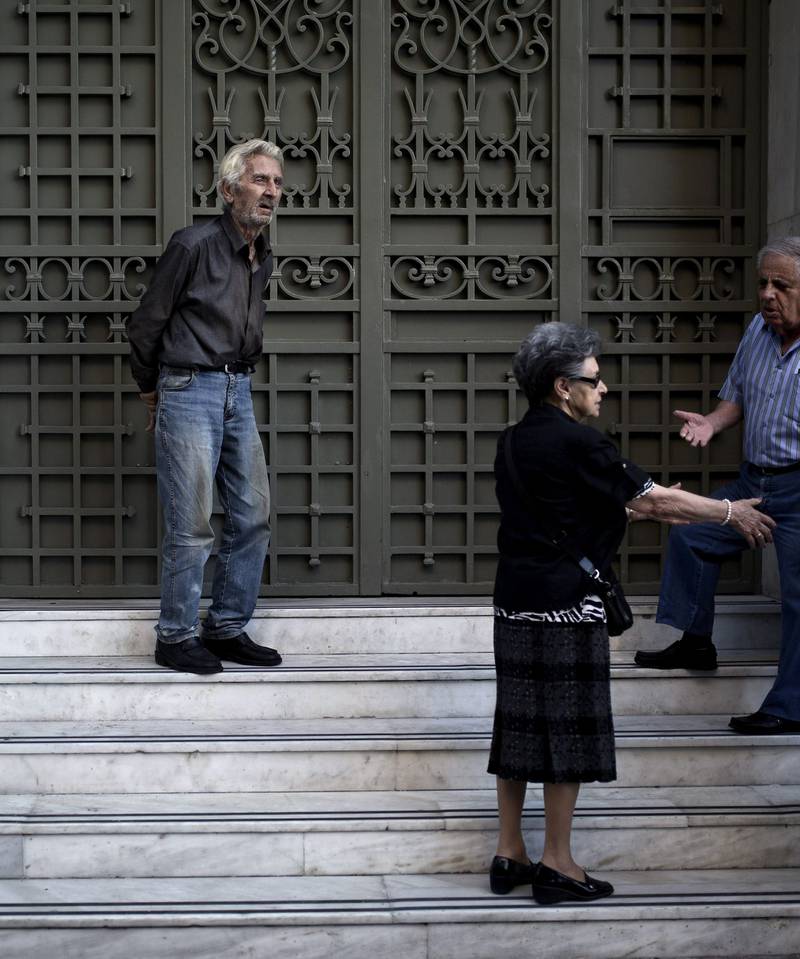 Grekerne frykter for sparepengene sine. Pensjonister venter på å få tatt ut pensjonene sine utenfor den greske Sentralbanken i Aten i går. FOTO: Angelos Tzortzinis/NTB scanpix