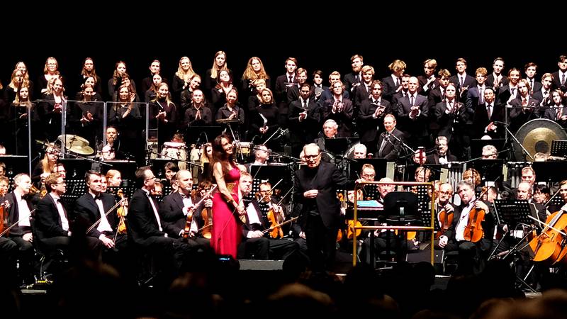 Ennio Morricone foran hans 200 personer store orkester på scenen i Stockholm.