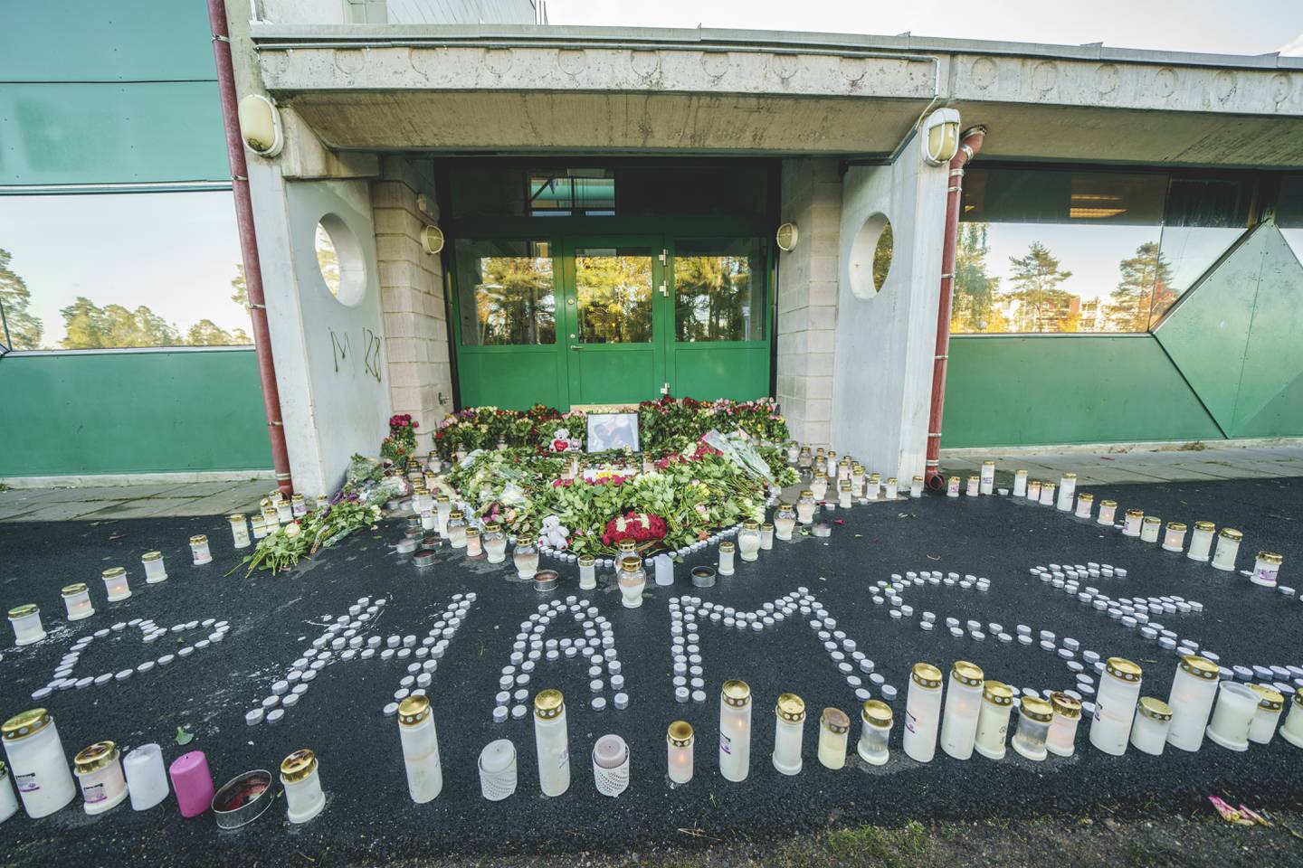 Blomster og lys utenfor Lofsrud skole på Mortensrud i Oslo etter at 20 år gamle Hamse Hashi Adan ble skutt og drept.