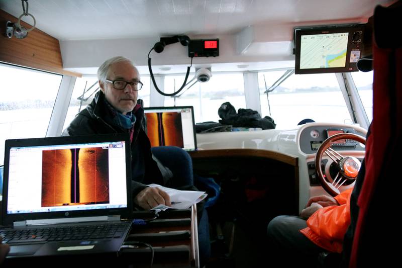I fartøyet «Freya» sitter geofysiker Martin Hovland og tolker signalene. Foto: Tone Helene Oskarsen