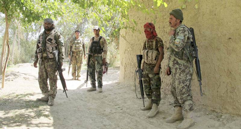 Afghanske sikkerhetsstyrker i kamper med Taliban i den sørlige Helmand-provinsen. Kampene øker over store deler av landet. FOTO: NTB SCANPIX