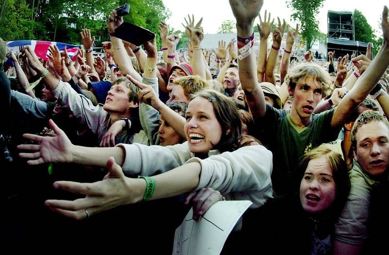 Publikum foran scenen på Oasis. Quart-festivalen 2000.