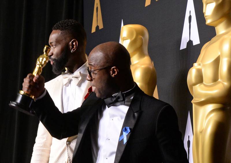 Barry Jenkins (foran) og manusforfatter Tarell Alvin McCraney ble først snytt for Årets film-Oscar, før misforståelsen ble oppdaget.