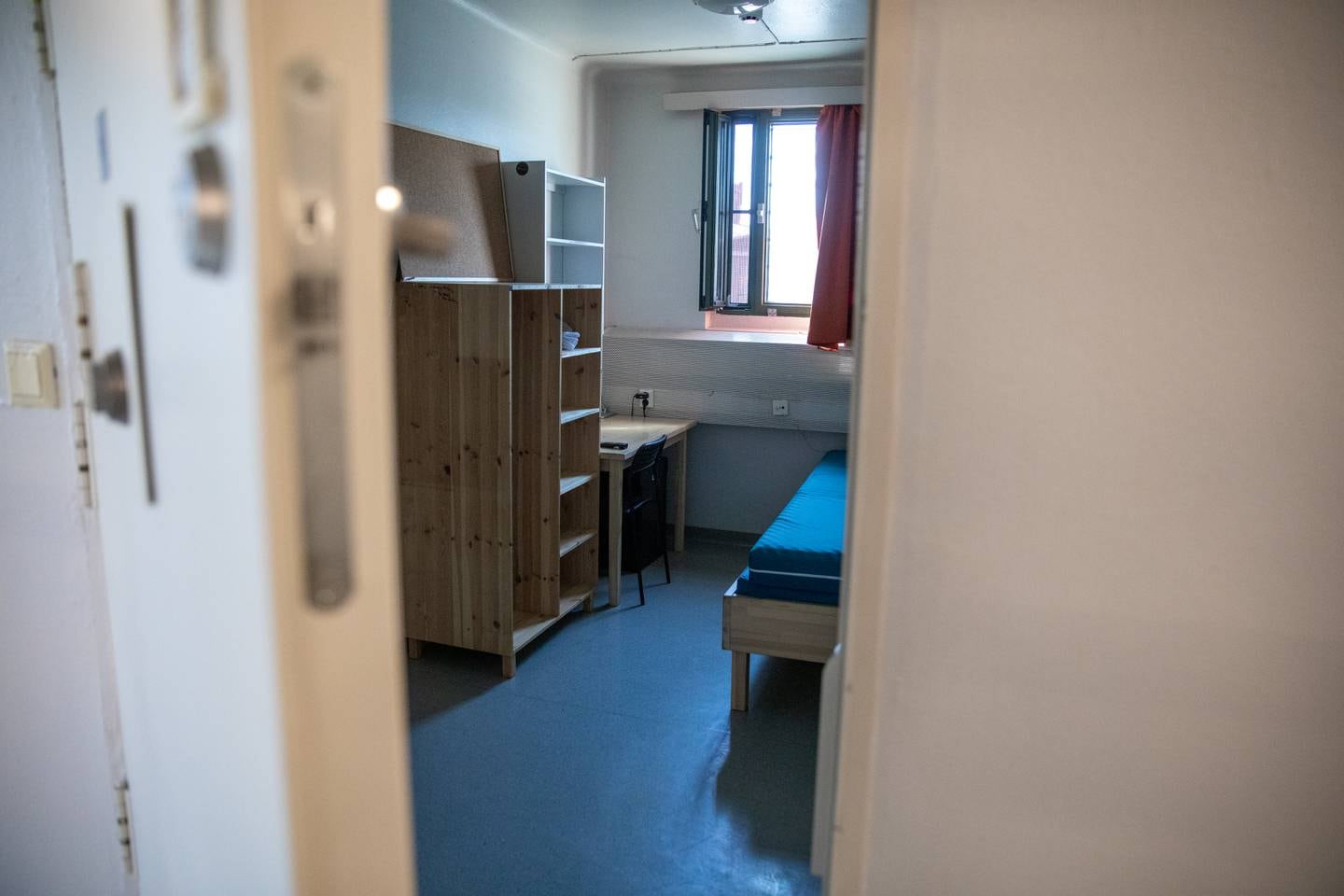 Innsatte i Oslo fengsel må i snitt tilbringe over 19 timer i døgnet alene på et syv kvadratmeter stort rom, fordi fengselet verken har fasiliteter eller bemanning til å la dem være ute lenger.