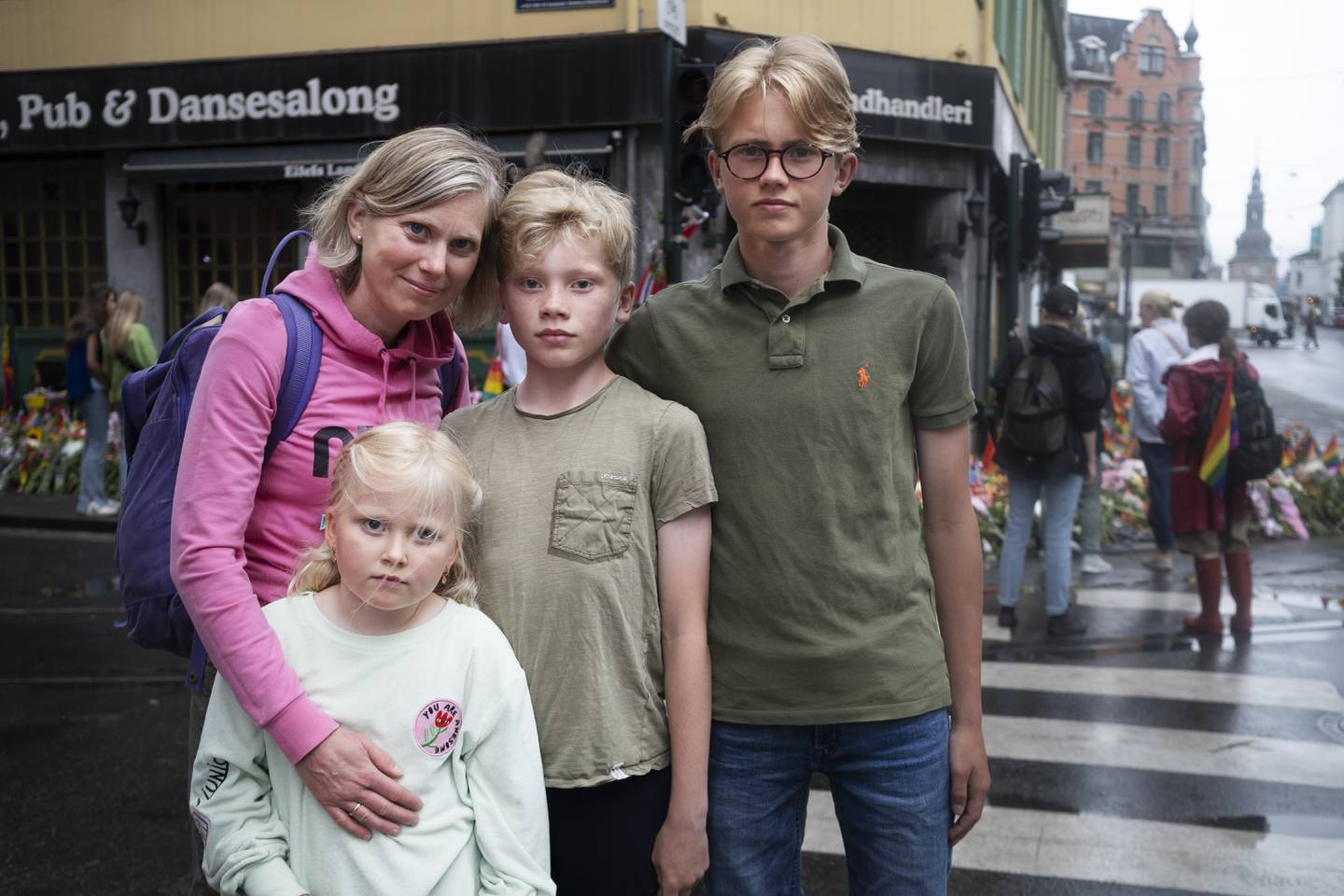 Torunn Løberg (45) og barna Guro (8), Ola (11) og Jacob (13) reiste ned til sentrum for å se på blomsterhavet foran Eilefs Landhandleri.