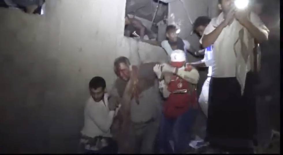 En mann reddes ut etter et saudiarabisk flyangrep i Hodeida, samtidig som et angrep på et fengsel i Saada kostet minst 82 mennesker livet. Foto: Ansar Allah Media Office via AP / NTB