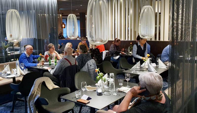 Flere enn hotellgjestene fant veien inn i restauranten på Scandic Ambassadeur under tilbudsuka. FOTO: PÅL KARSTENSEN