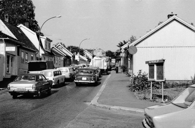 E6 i Vålerenggata: Trafikken var farlig, både for bygningene, og ikke minst beboerne. 4. september 1979 ble en dame drept i sitt eget hus da en buss kjørte gjennom veggen. Denne delen av Vålerenggata står fremdeles nesten intakt i dag.