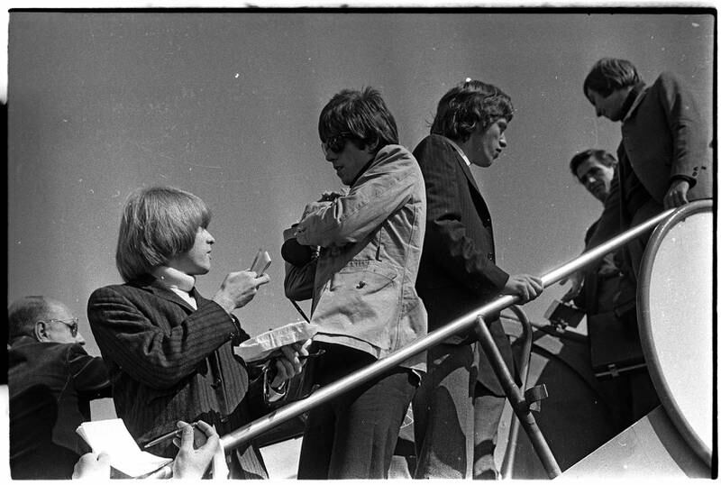 The Rolling Stones ankommer Oslo, via Fornebu flyplass, 23. juni 1965. FOTO: ARBEIDERBLADET/ARBEIDERBEVEGELSENS ARKIV