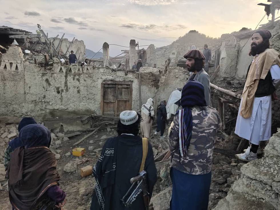 Lokale innbyggere foran bygninger ødelagt i jordskjelvet i Paktika-provinsen i Afghanistan. Foto: Bakhtar News Agency / AP / NTB