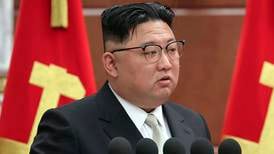 Nord-Koreas leder rasler med atomsabelen