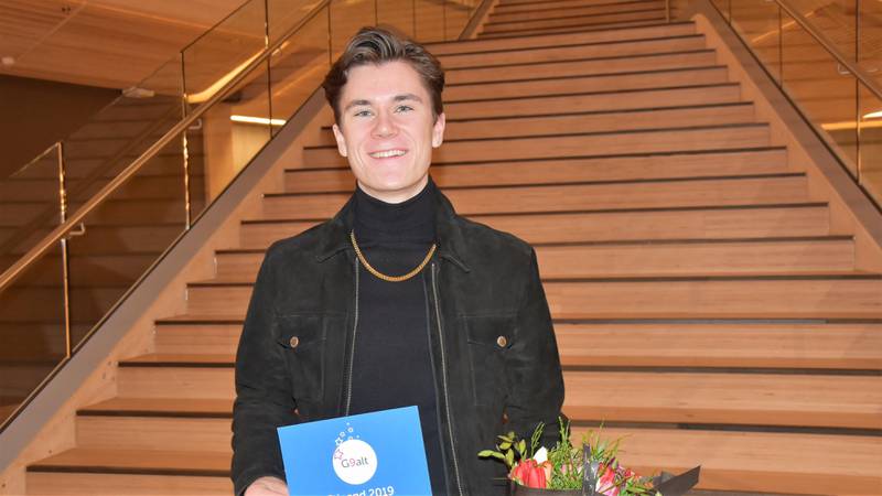 Jakob Ingebrigtsen var fornøyd med stipendet fra SR-Banks "G9alt". Han fikk 100.000 kroner. Foto: Kristoffer Knutsen