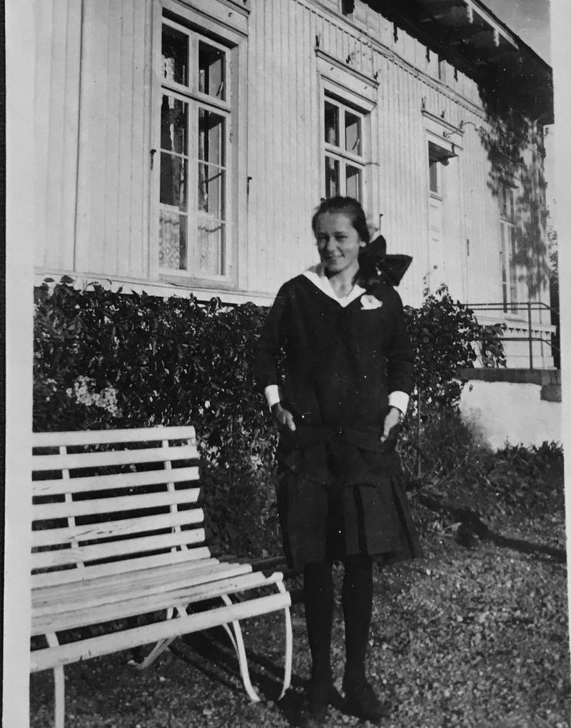 Ragni Friis, kalt «Nannik», var Peter Y. Bergs mor, her utenfor Frydenhaug, 16 år gammel.