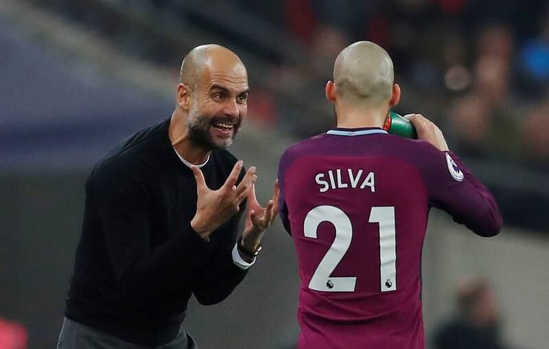 Manchester Citys David Silva blir instruert av manager Pep Guardiola på Wembley lørdag kveld.
