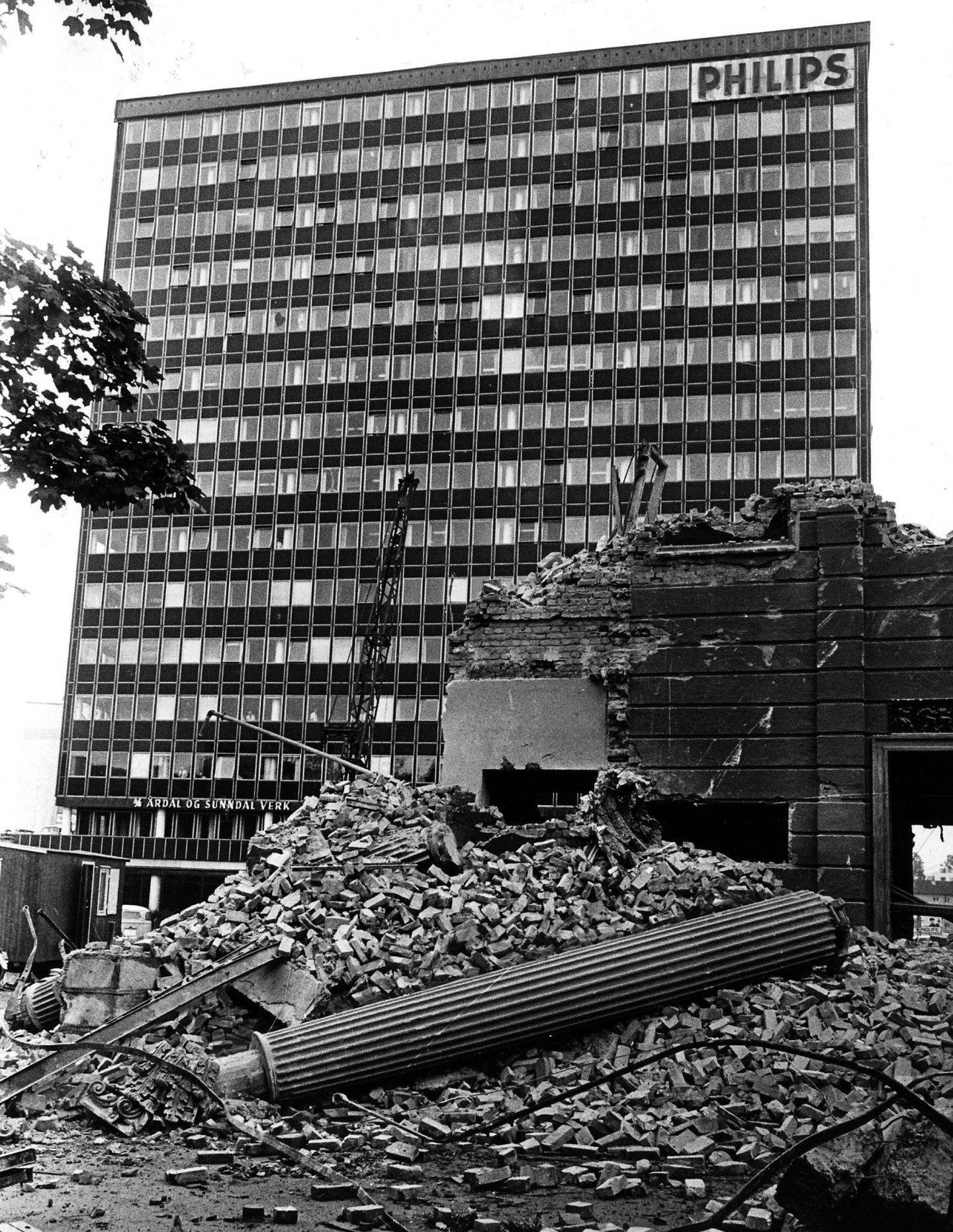 Kinopaleet ble revet 20. august 1964, bare ti dager før 40-årsjubileet. Dagen etter lå kinoen i ruiner foran Philips­bygget.  Foto: NTB Scanpix
