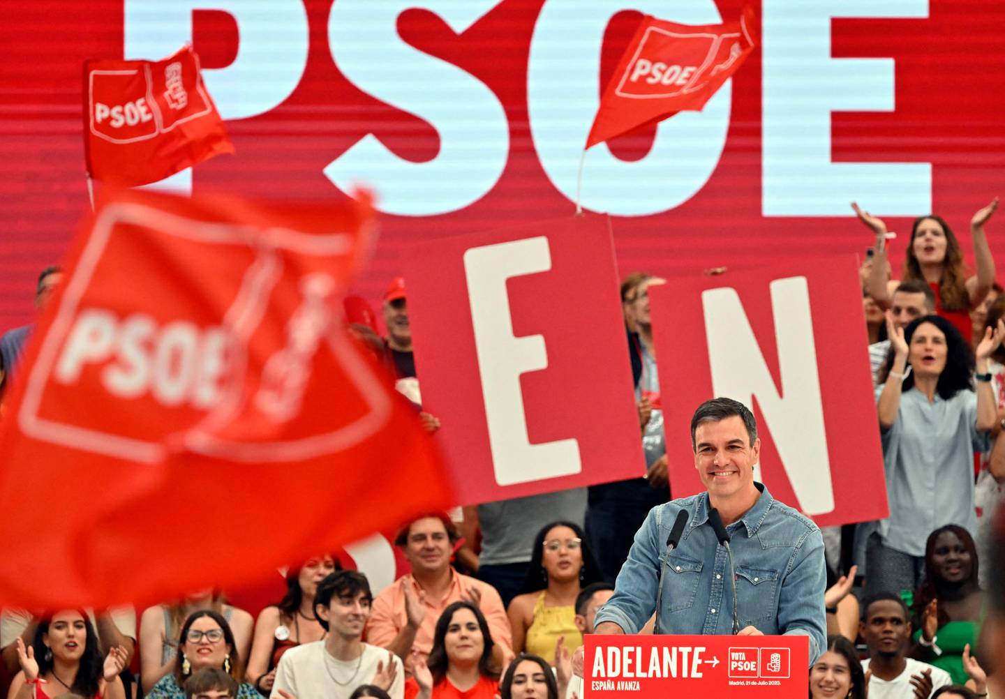 Den sittende statsministeren og lederen av det spanske sosialistpartiet (PSOE), Pedro Sanchez, skrev ut nyvalg tidligere i år. I dag blir det avgjort om han får fortsette som statsminister, eller må gi makten til høyresiden.