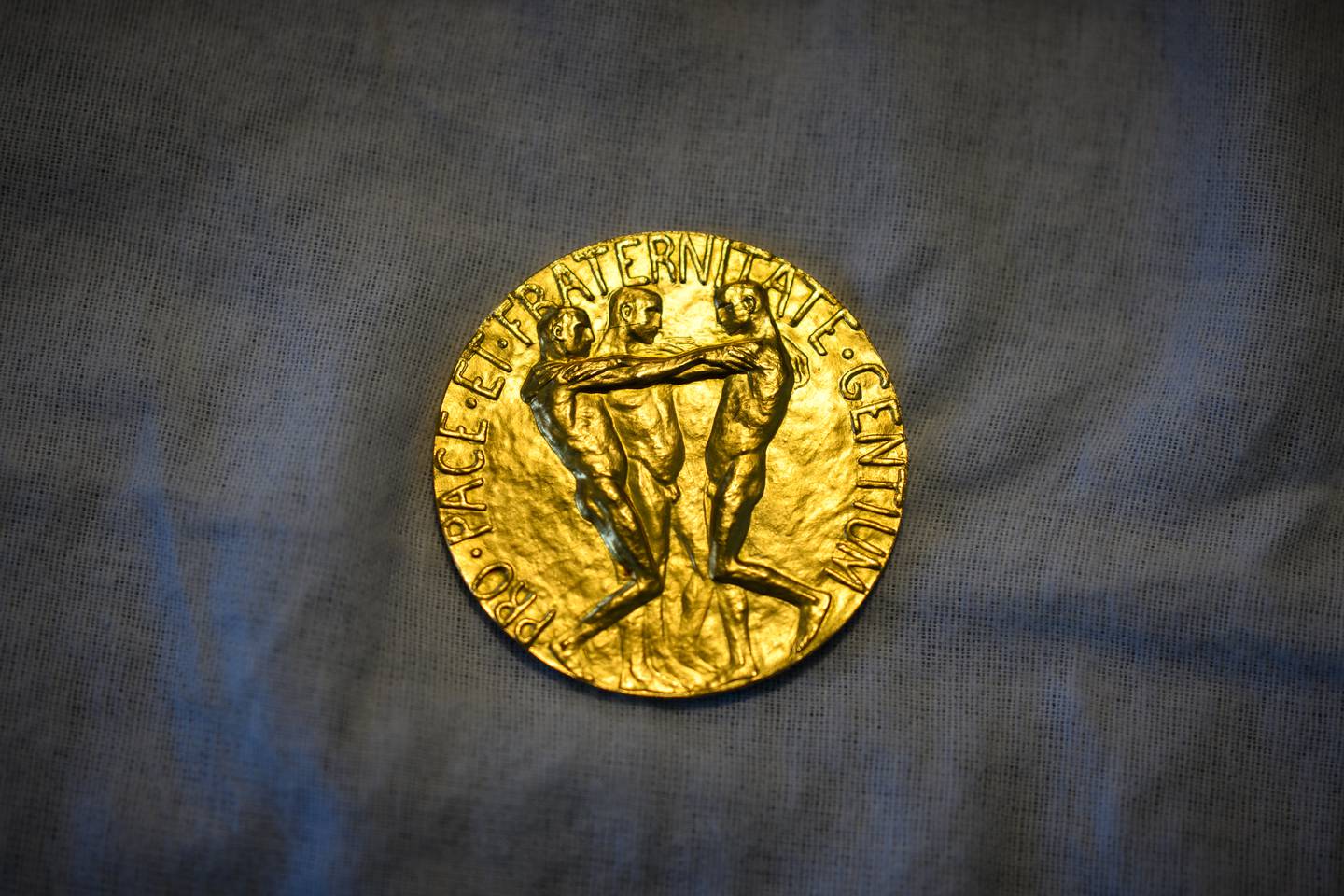 Baksiden av medaljen ble designet av Gustav Vigeland.