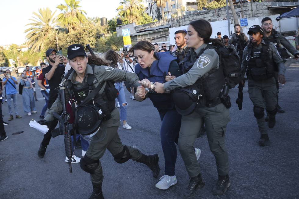 Israelske styrker pågriper Al Jazeera-journalisten Givara Budeiri i Sheikh Jarrah lørdag. Dagen etter ble en palestinsk protestleder pågrepet. Foto: Oren Ziv / AP / NTB