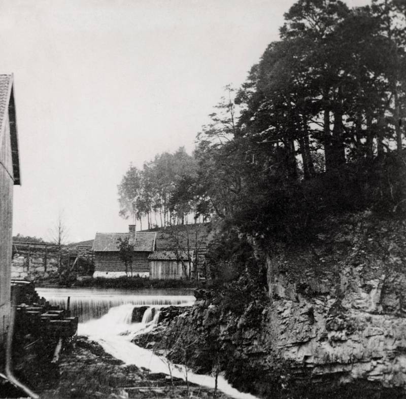 Bjølsen mølle cirka 1865. Admiralitetsråd Gerhard Treschow hadde sitt navn fra en treskomaker og ga det videre tilet sagbruk, ei kornmølle, ei bru og ei gate. «Gamlemølla» brant i 1845, men ble bygd opp igjen, og omkring 1850 ble den utvida med «Nymølla». 