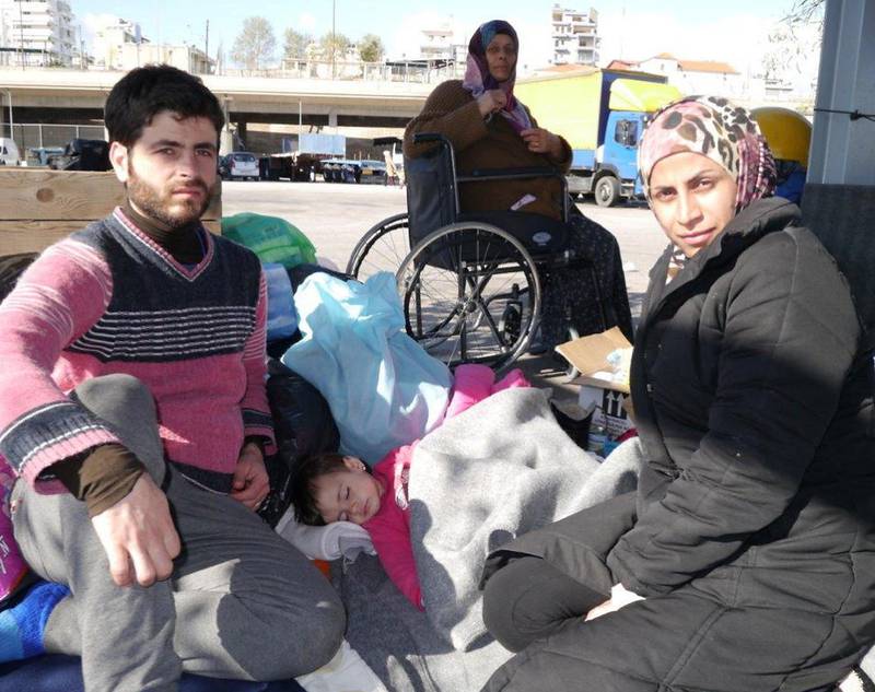 Syriske Yasmin Kirdi og Ibrahim Alshekh og ett år gamle Naya skal ta toget denne natten til grensen ved Makedonia med 74 år gamle Bakia Isa, som sitter i rullestol. FOTO: ÅSNE GULLIKSTAD