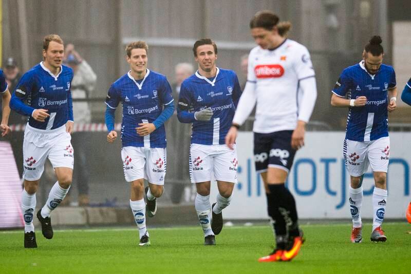 Sarpsborg 08s Anders Trondsen (nr tre fra v) feirer 1-0-målet under eliteseriekampen i fotball mellom Sarpsborg 08 og Viking på Sarpsborg stadion. 