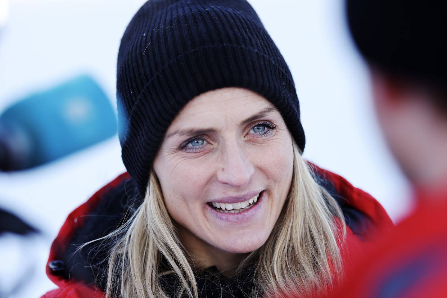 Therese Johaug kommenterer langrennene på Beitostølen for NRK.