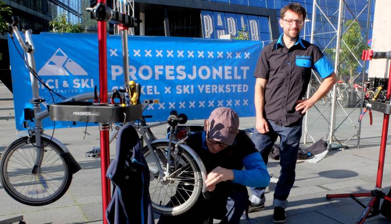 SKRUDDE FORT: Wojciech Kotlarski og Przemek Kiec fra Bici og Ski reparerte sykler fortløpende.